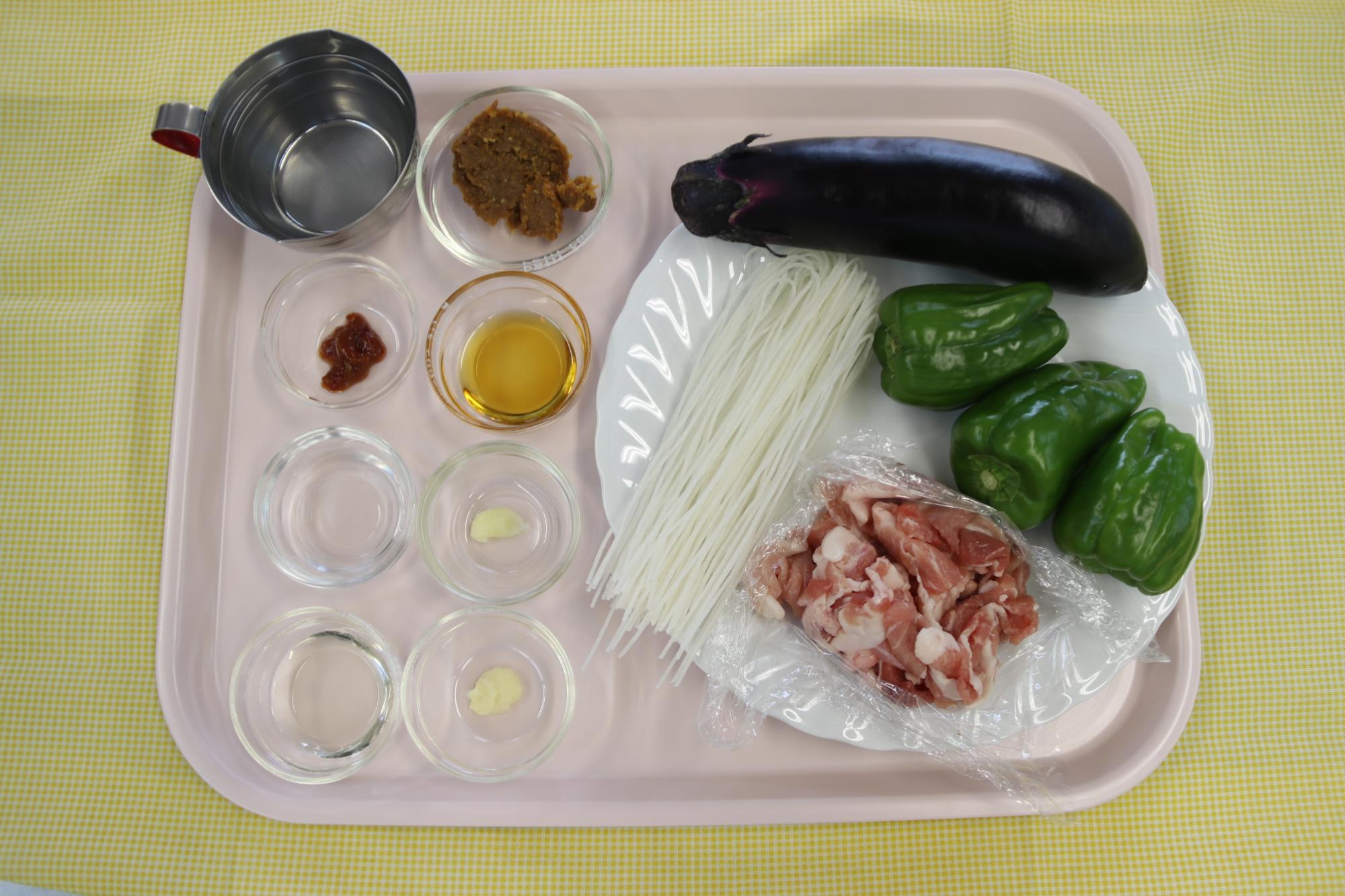 豚肉と夏野菜の春雨炒めの材料の写真