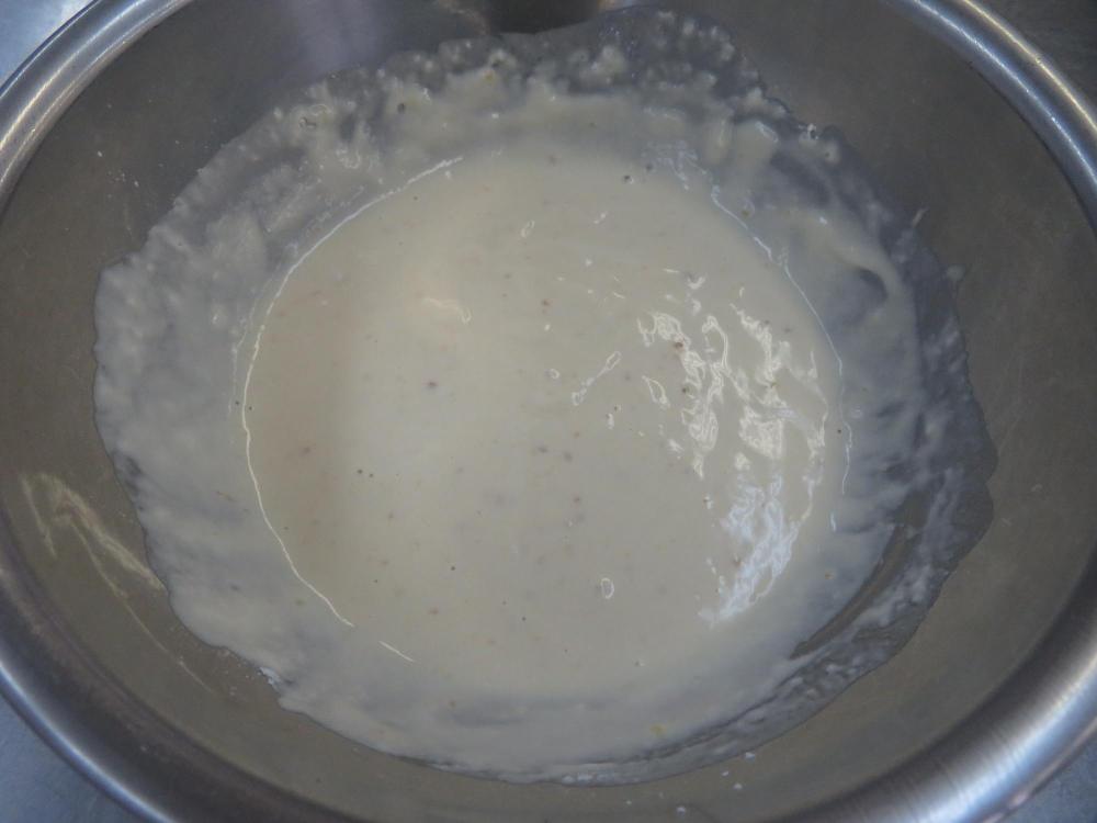 ボウルに小麦粉とみそと水を入れて混ぜた状態の写真