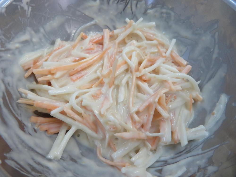 ボウルにチヂミの生地と野菜を混ぜた写真