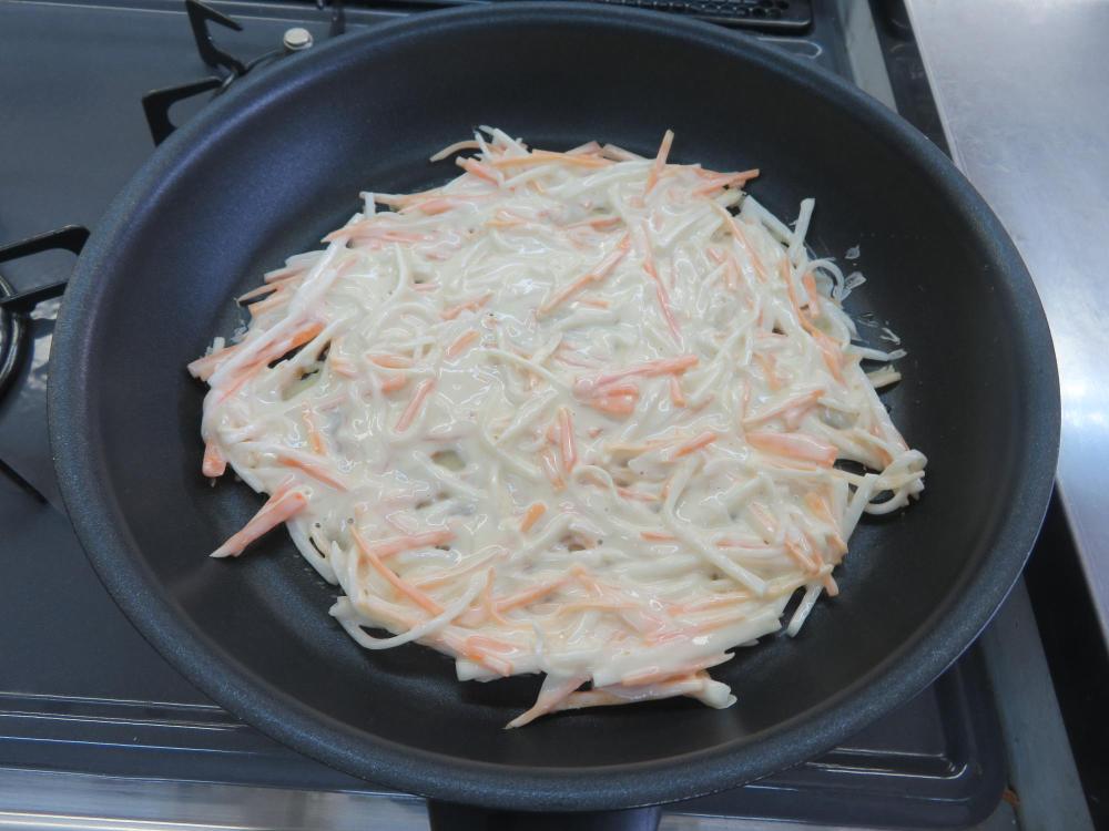 フライパンに野菜チジミの生地を入れた写真