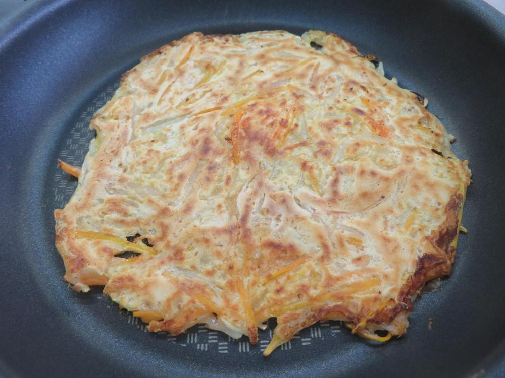 フライパンの中で焼きあがったチヂミの写真