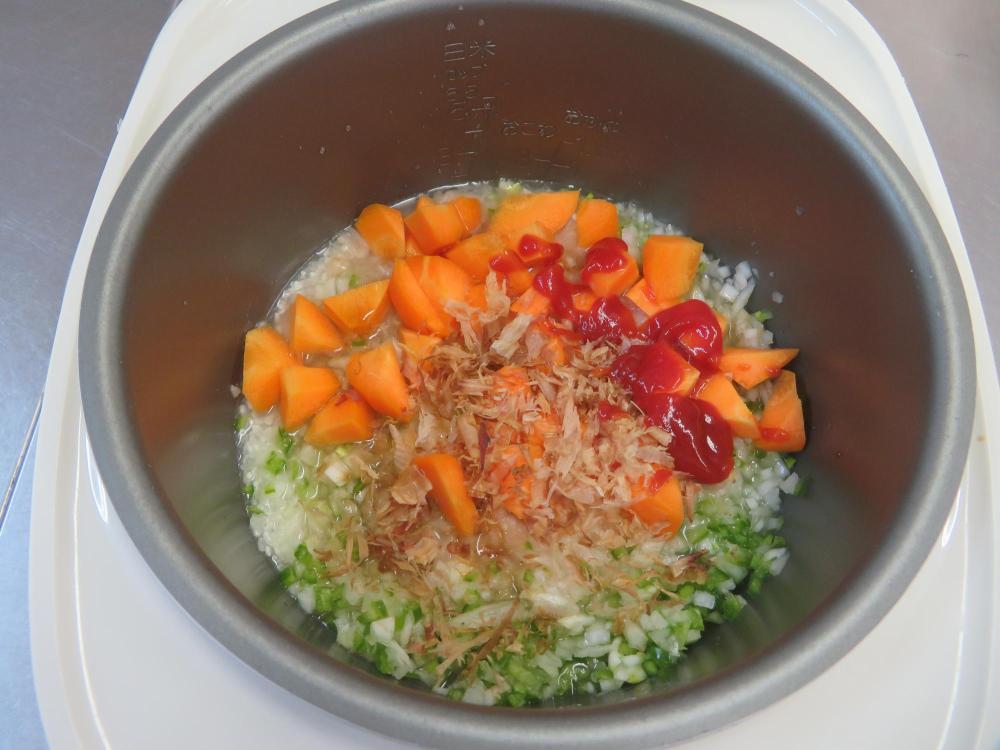 炊飯器の中に食材が入っているところの写真