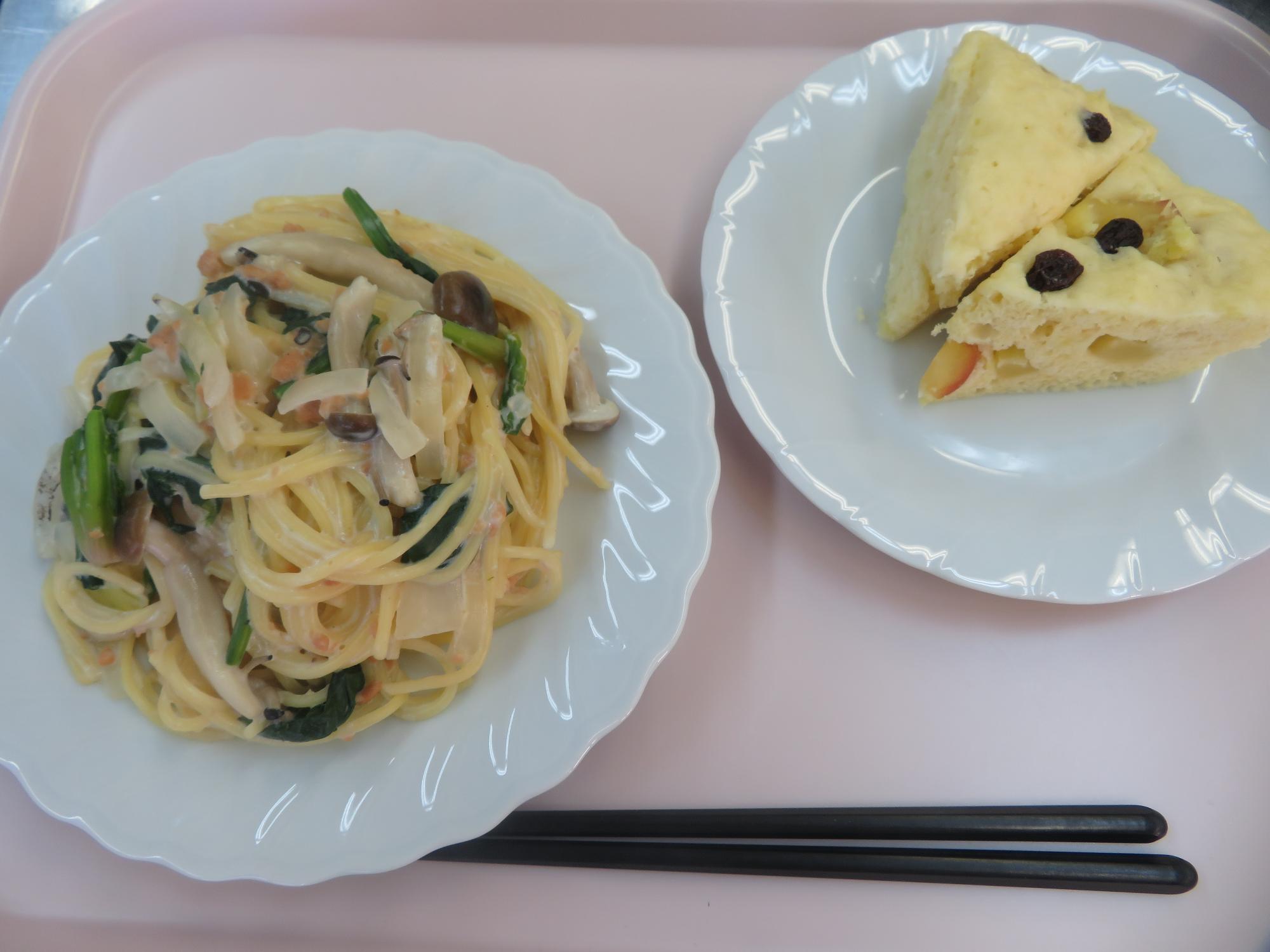 エコクラブで作ったスパゲティーと蒸しパンの写真