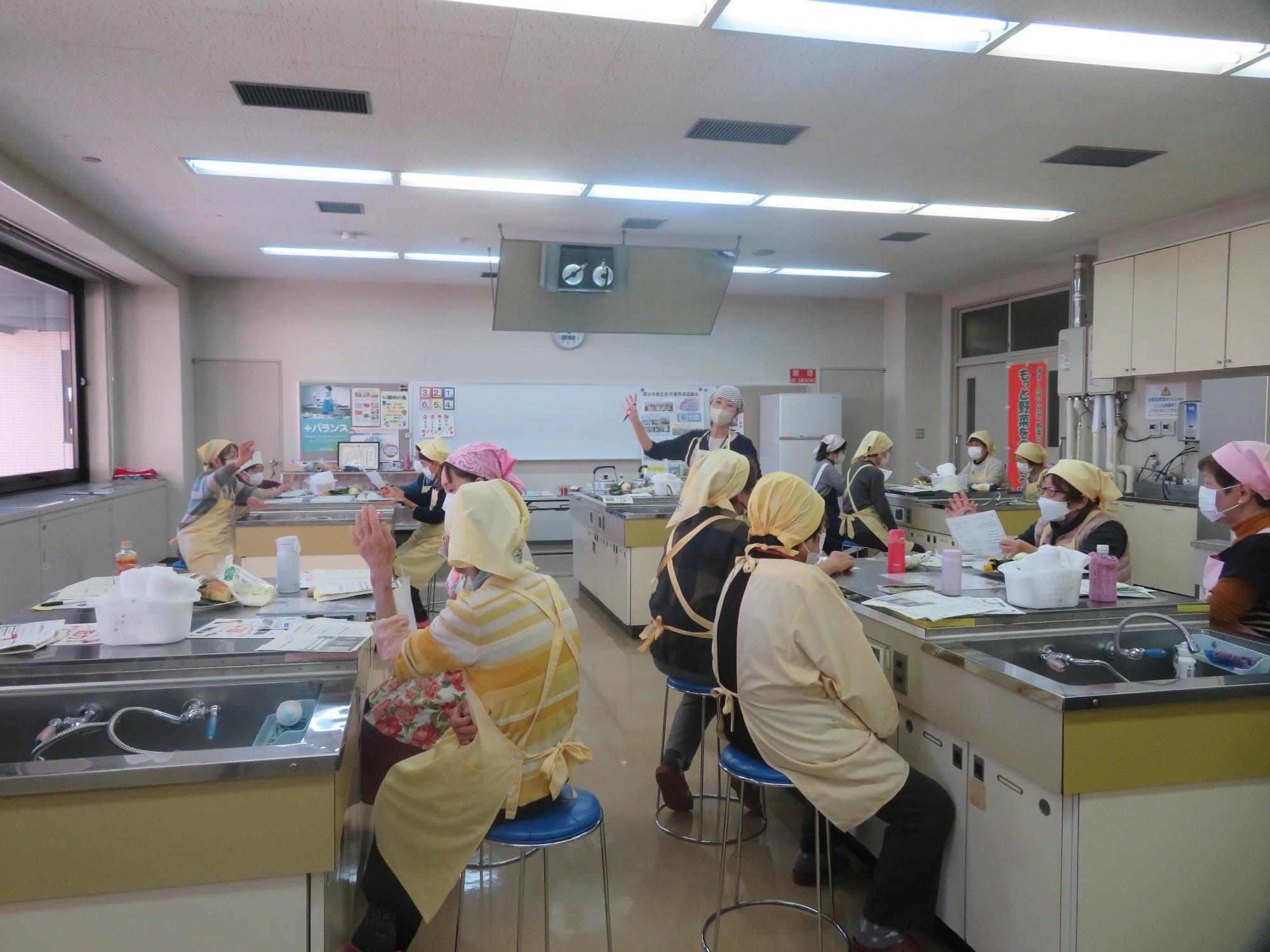 学習会の講義をしている写真