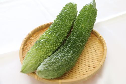 竹ザルにゴーヤが並べてある写真