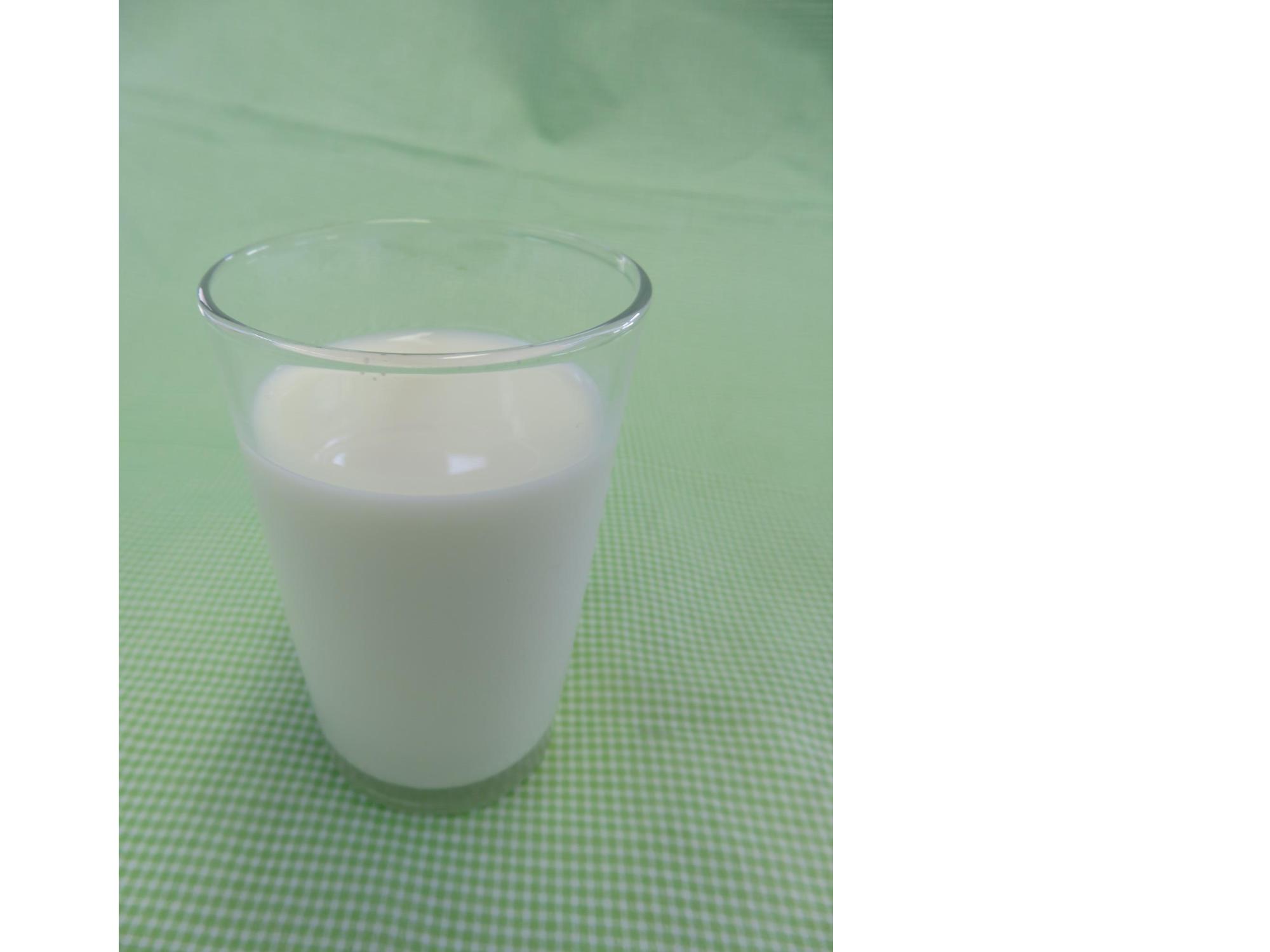 牛乳200ml手ばかり写真