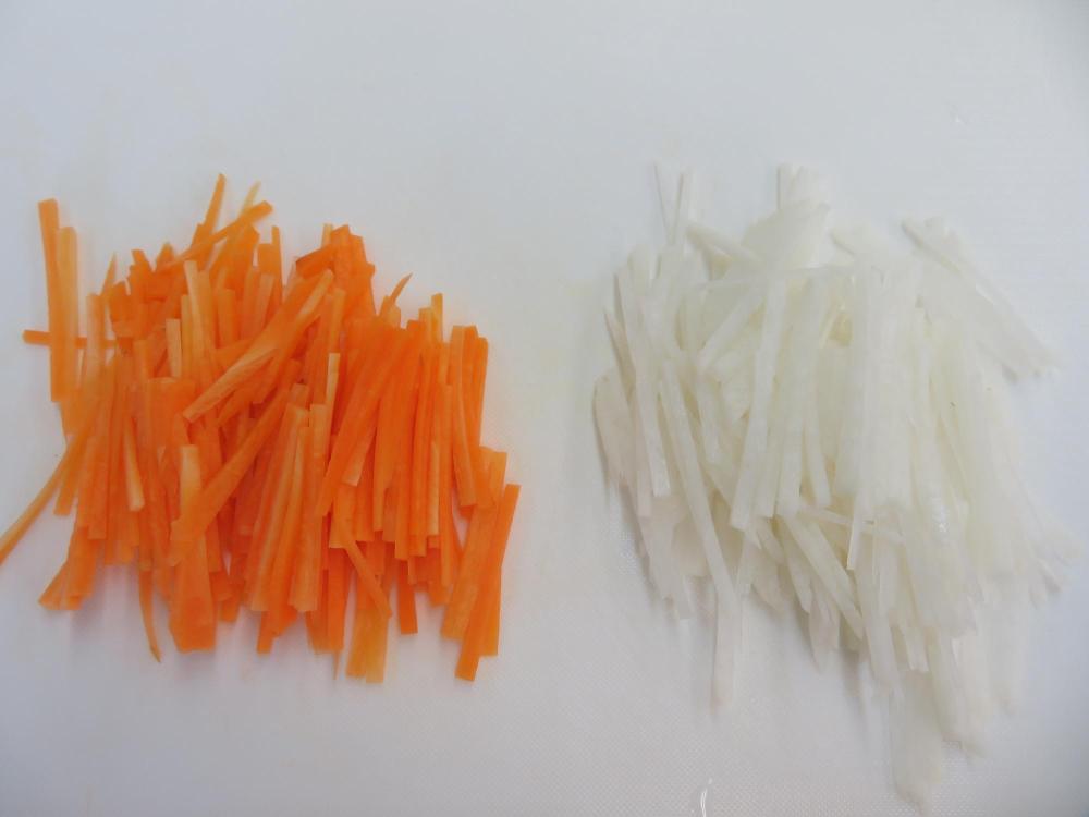 にんじんと大根を細切りにした写真