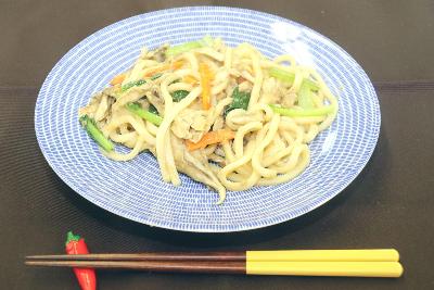 舞茸と小松菜のうどんが皿に盛りつけられている様子