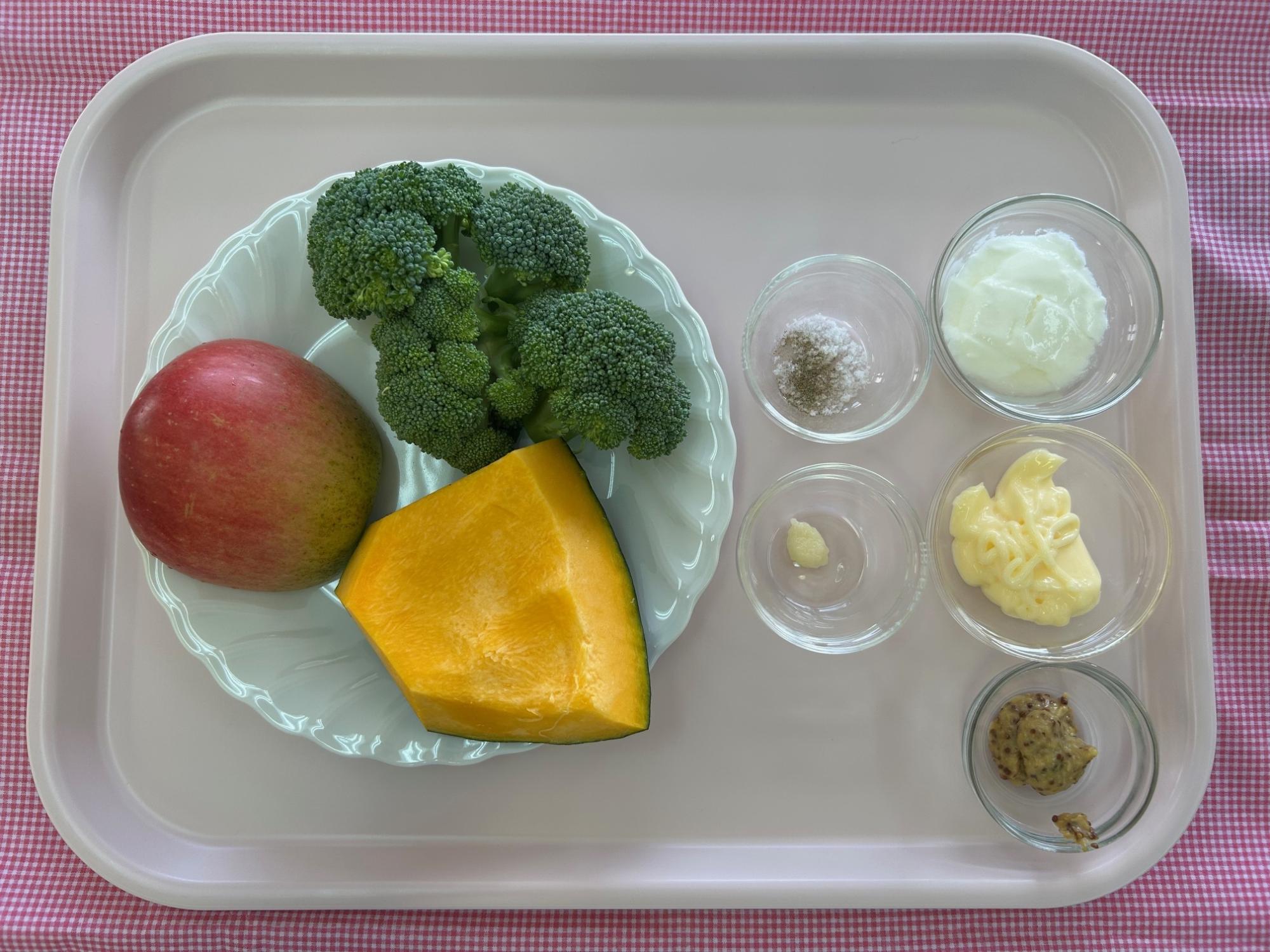 りんごと野菜のマスタードサラダの材料の写真