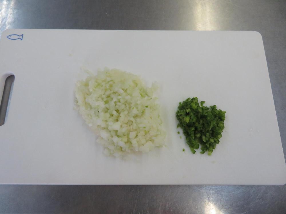 玉ねぎとピーマンをみじん切りにした写真