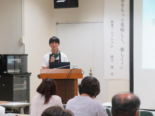 野菜ソムリエプロの緒方湊氏が講演をしている写真