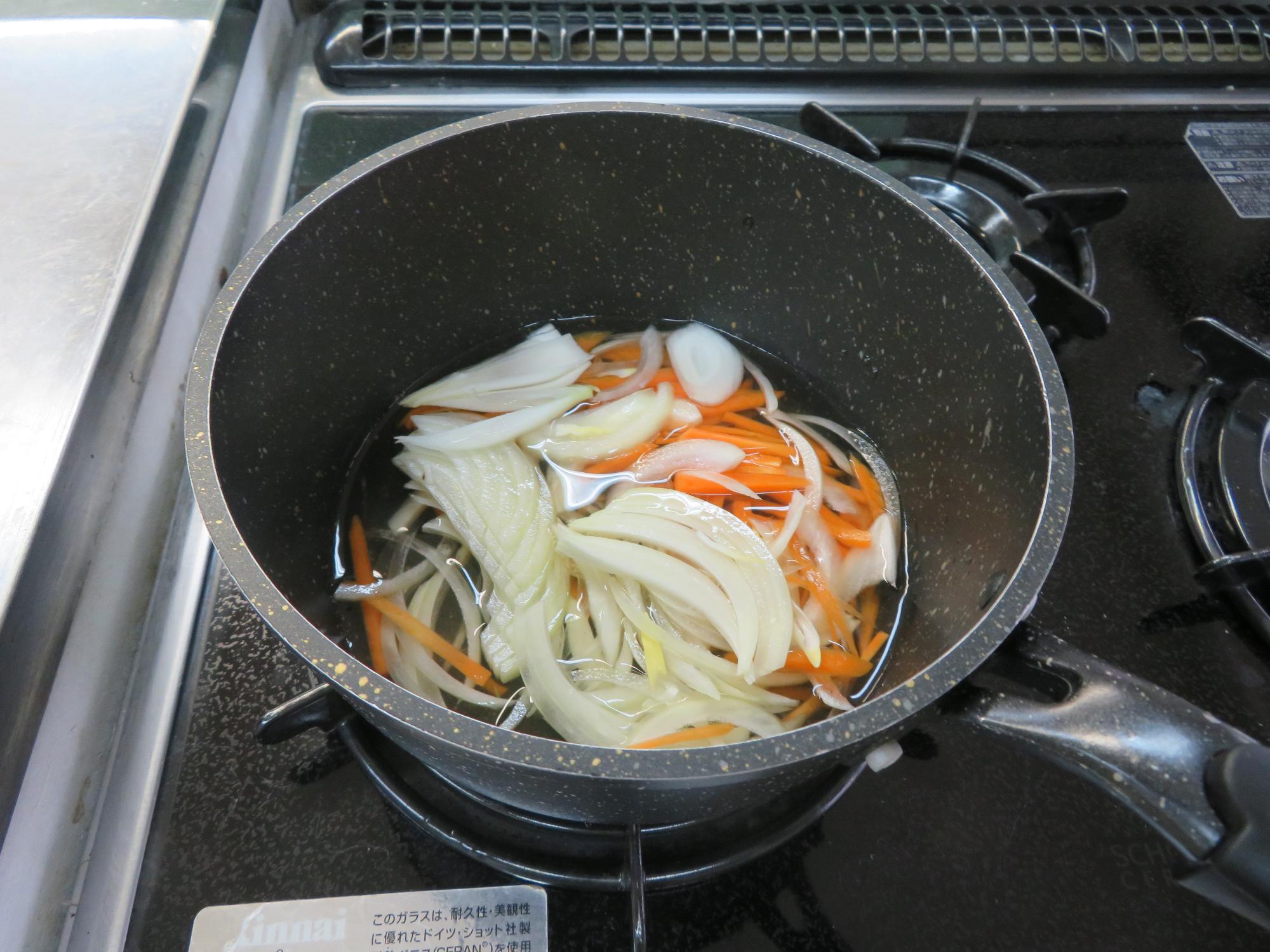 鍋に野菜を入れて煮込む