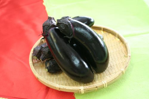 竹ザルにナスが並べてある写真