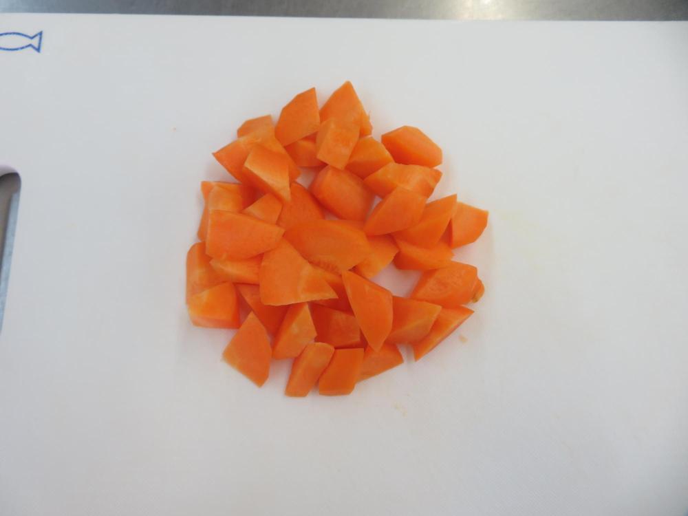 ひと口大に切ったにんじんの写真