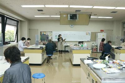 おいしく楽しく栄養講座で講師が参加者に資料の説明をしている写真