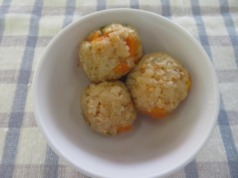 チキンライスを丸めておにぎりにした写真