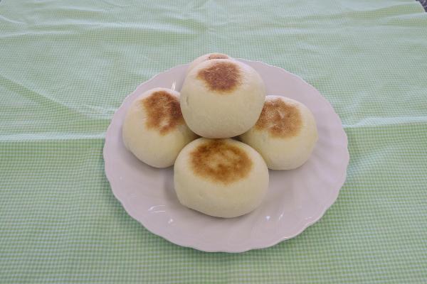 焼きあがったおやきが5つお皿にのっている写真