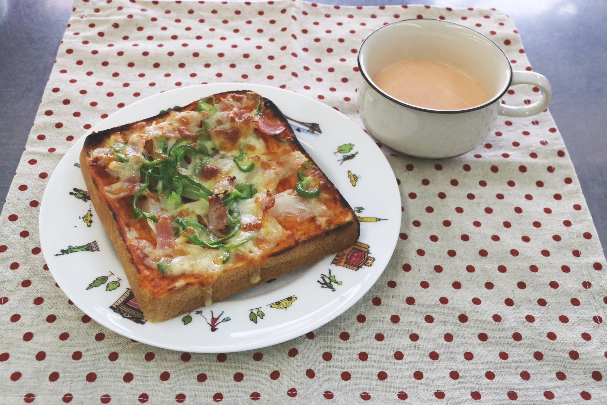 食パンに玉ねぎピーマンベーコンチーズののったピザトースト