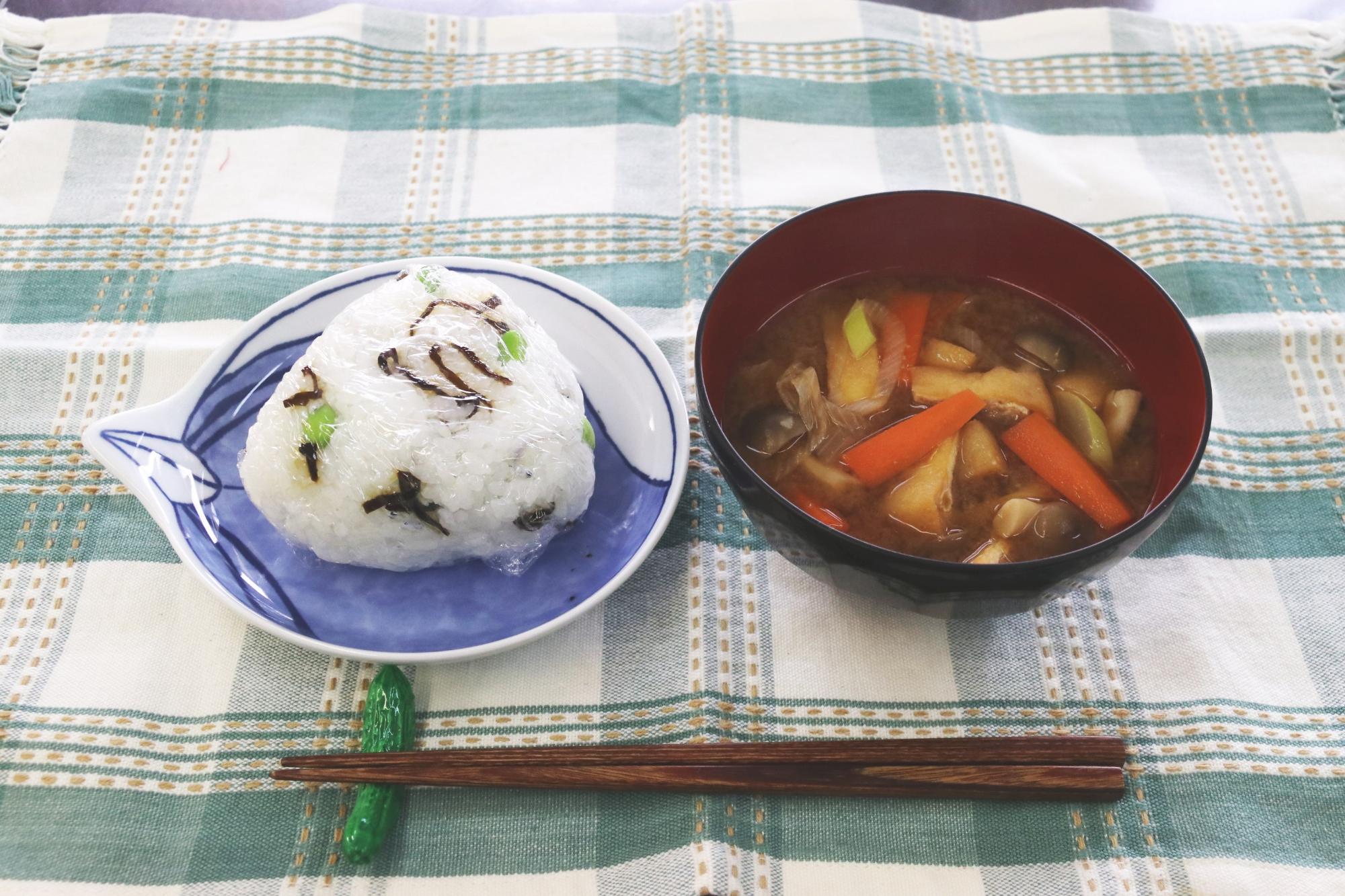 枝豆と塩昆布しらすのはいったおにぎりと味噌汁の写真