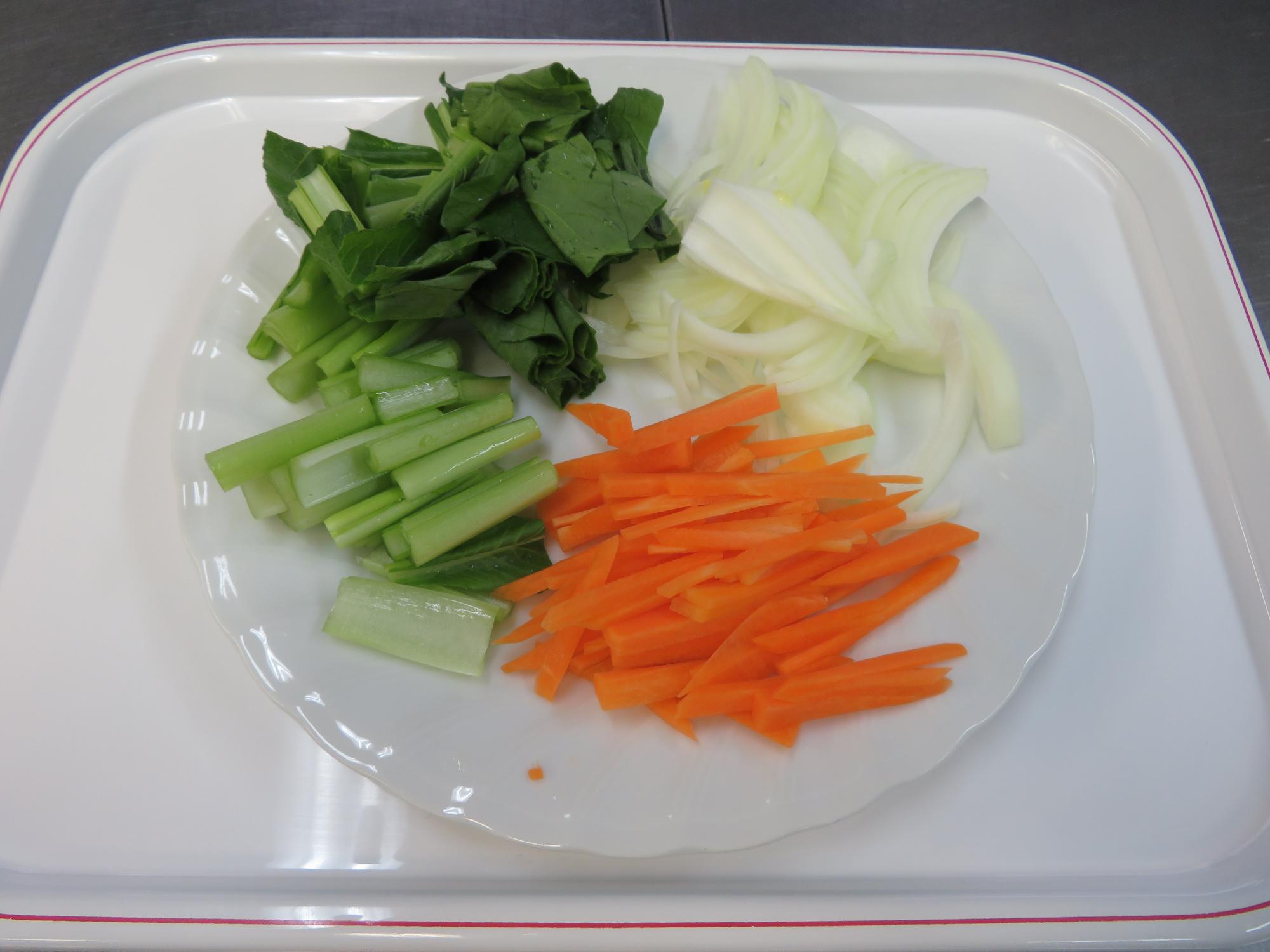 魚のあんかけの野菜を切った写真