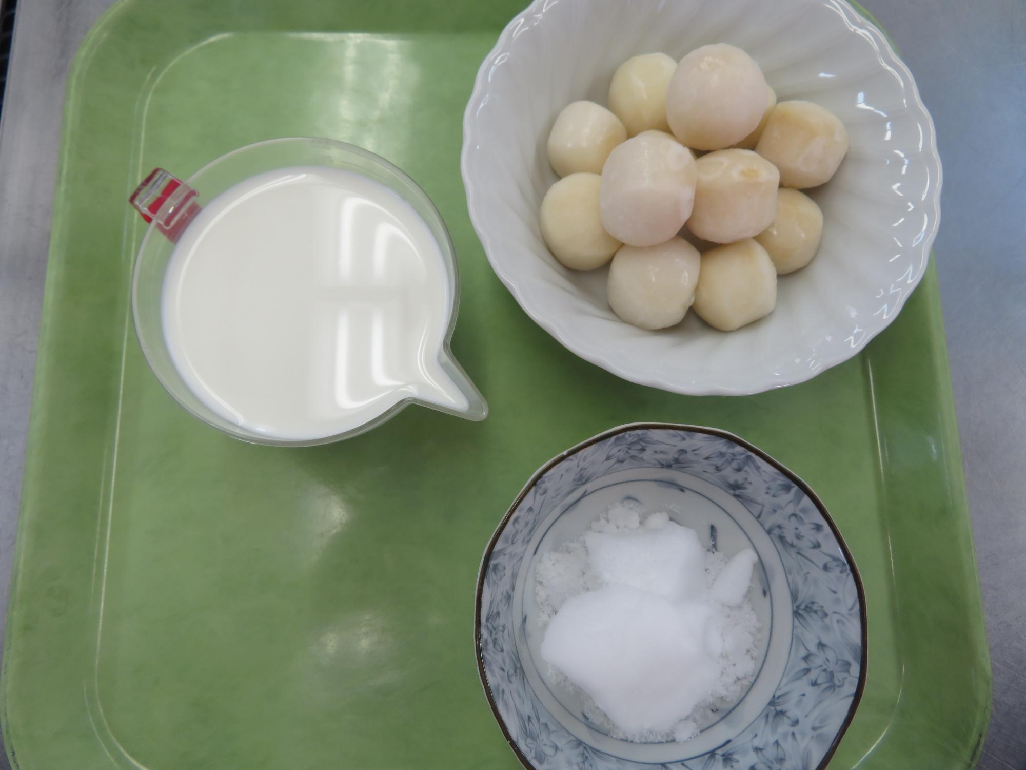 里芋アイスの材料の写真