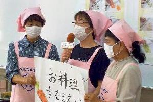 食改員が3人で並びコメントする姿を撮影をしている様子