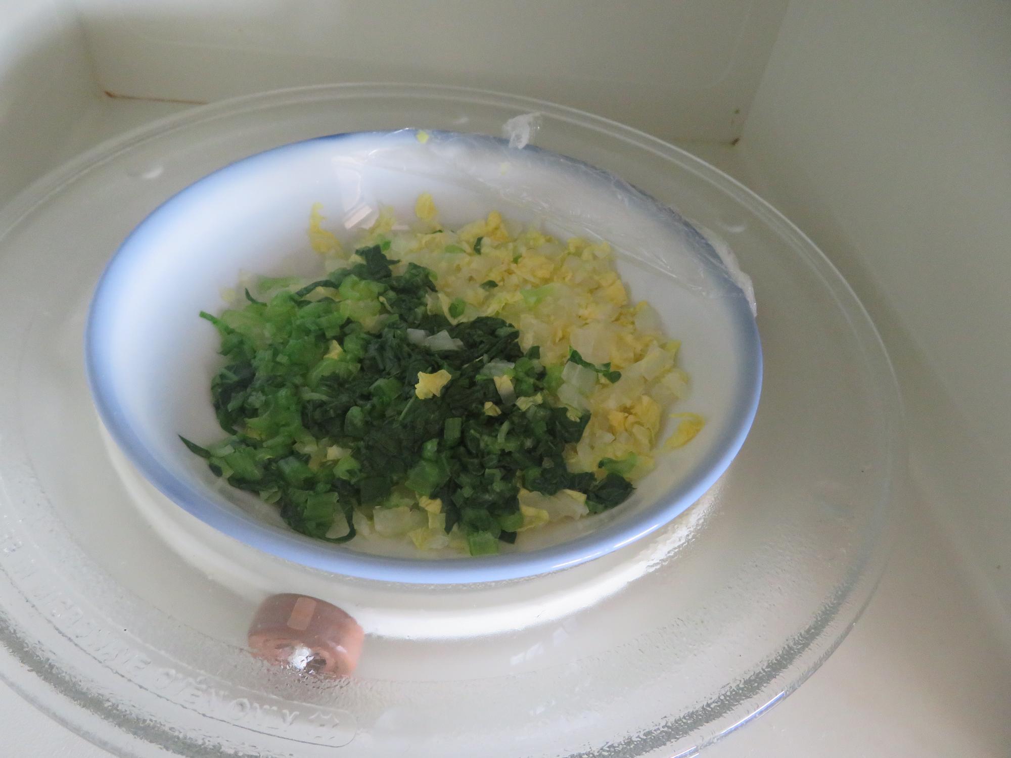 白菜と小松菜を電子レンジで加熱していた写真