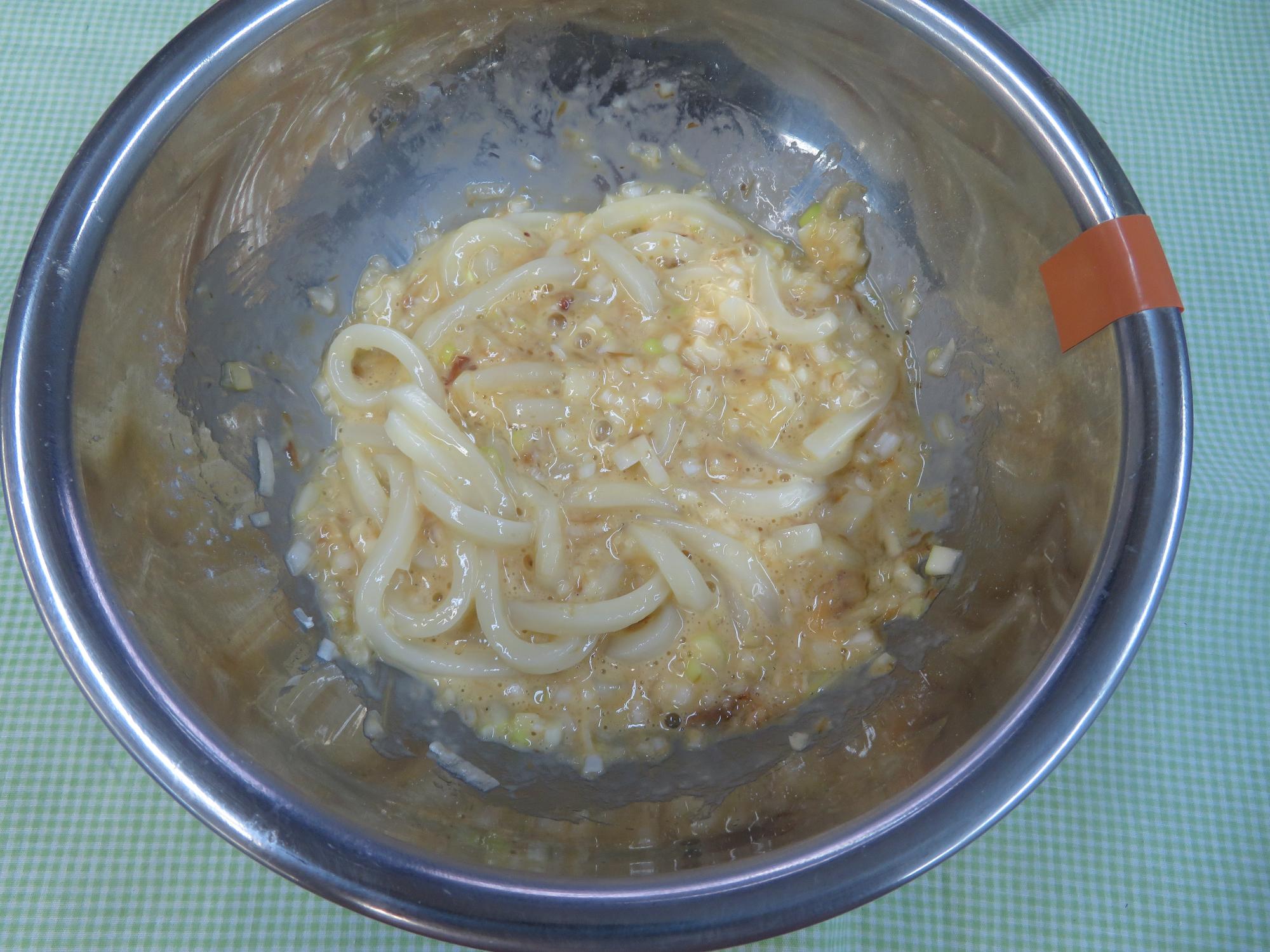 ボウルにゆでた麺を入れた写真