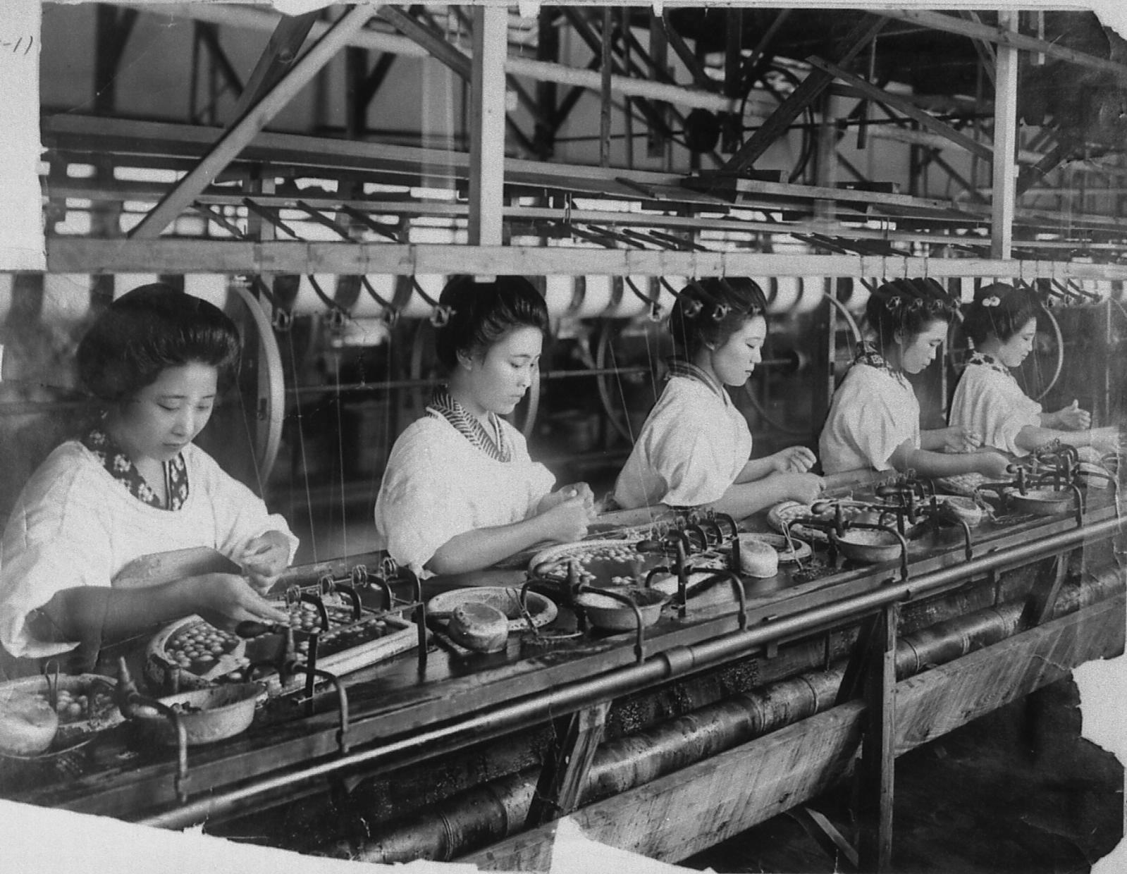 製糸工場で働く工女
