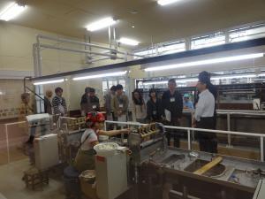 新しくなった岡谷蚕糸博物館を見学している参加者らの写真