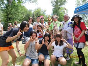 パウワウ祭にて、参加した日本の高校生らと、インディアンの装束を着た現地の方々との集合写真