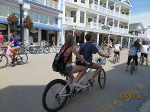 マキノー島の西洋風の街並みの中を自転車で走っている写真