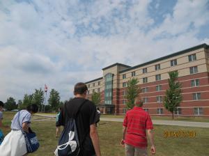 セントラルミシガン大学の外観と、その前を歩く参加者らの写真