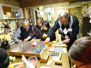 訪問団の日本人男性2名がアメリカの一般家庭を訪れ交流している写真