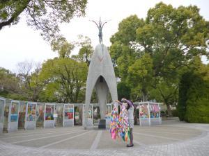 広島平和記念公園に飾られた千羽鶴の写真