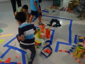 床いっぱいを使って作品創りをする、日本の小学生の男の子らの写真