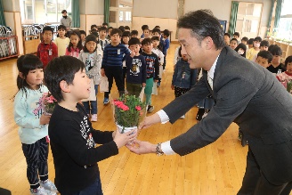 小学1年生への球根・花鉢贈呈
