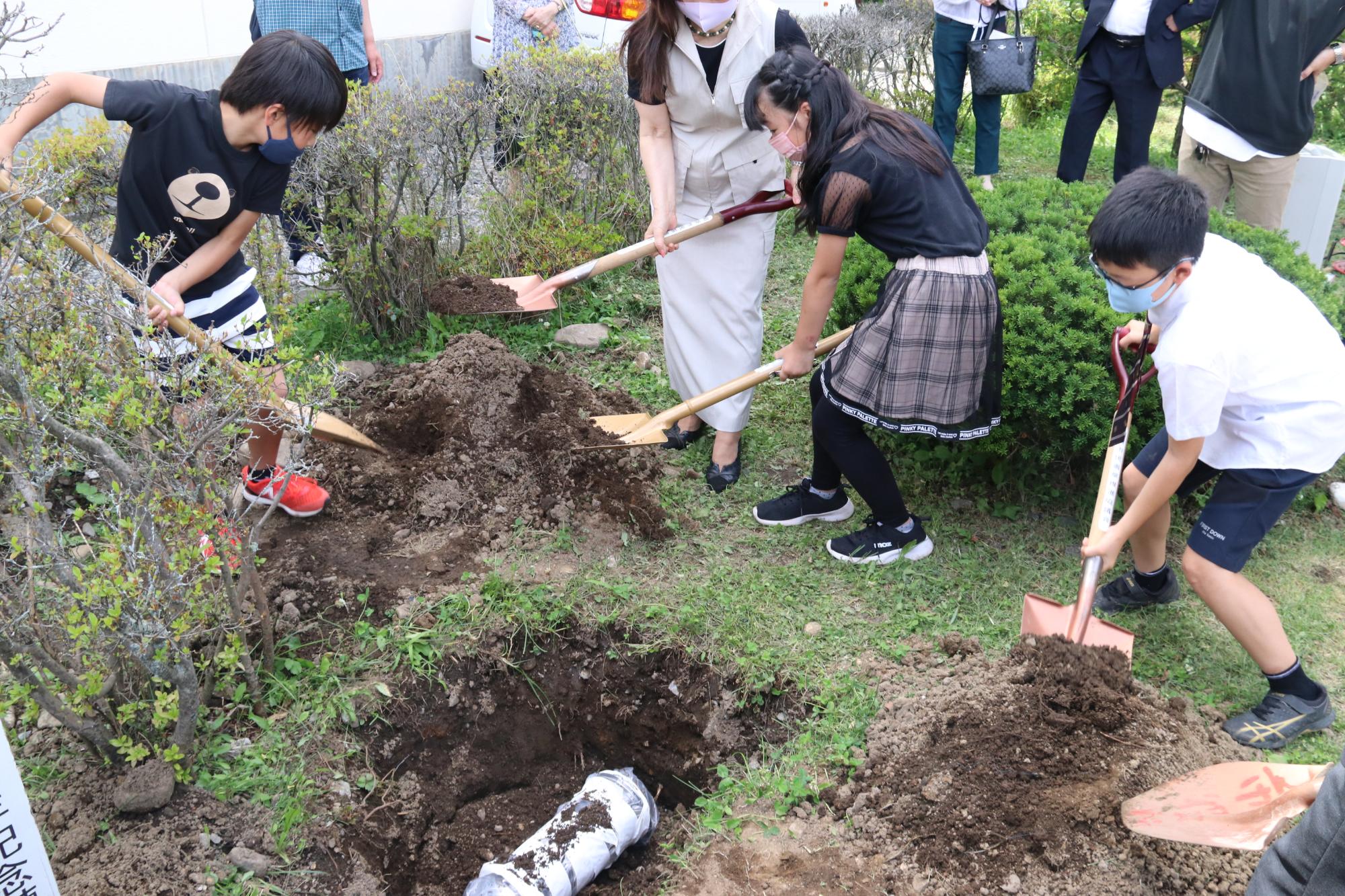 タイムカプセル埋設の様子