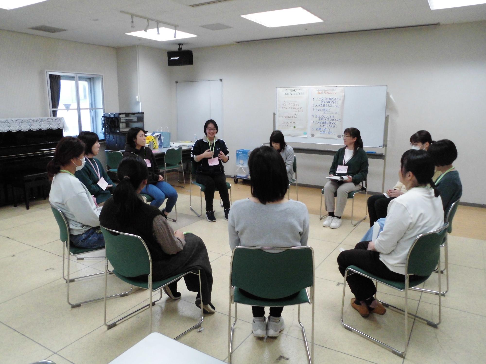 あのねきいて講座話をするママ達