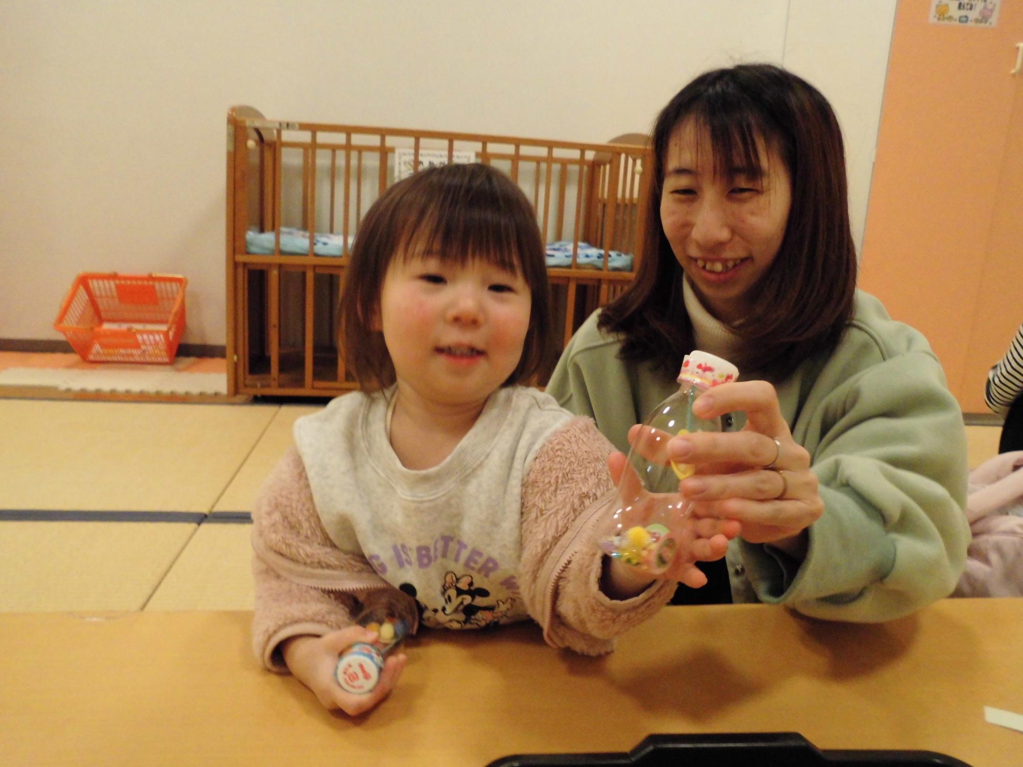 出来上がりのおもちゃで喜ぶ子供