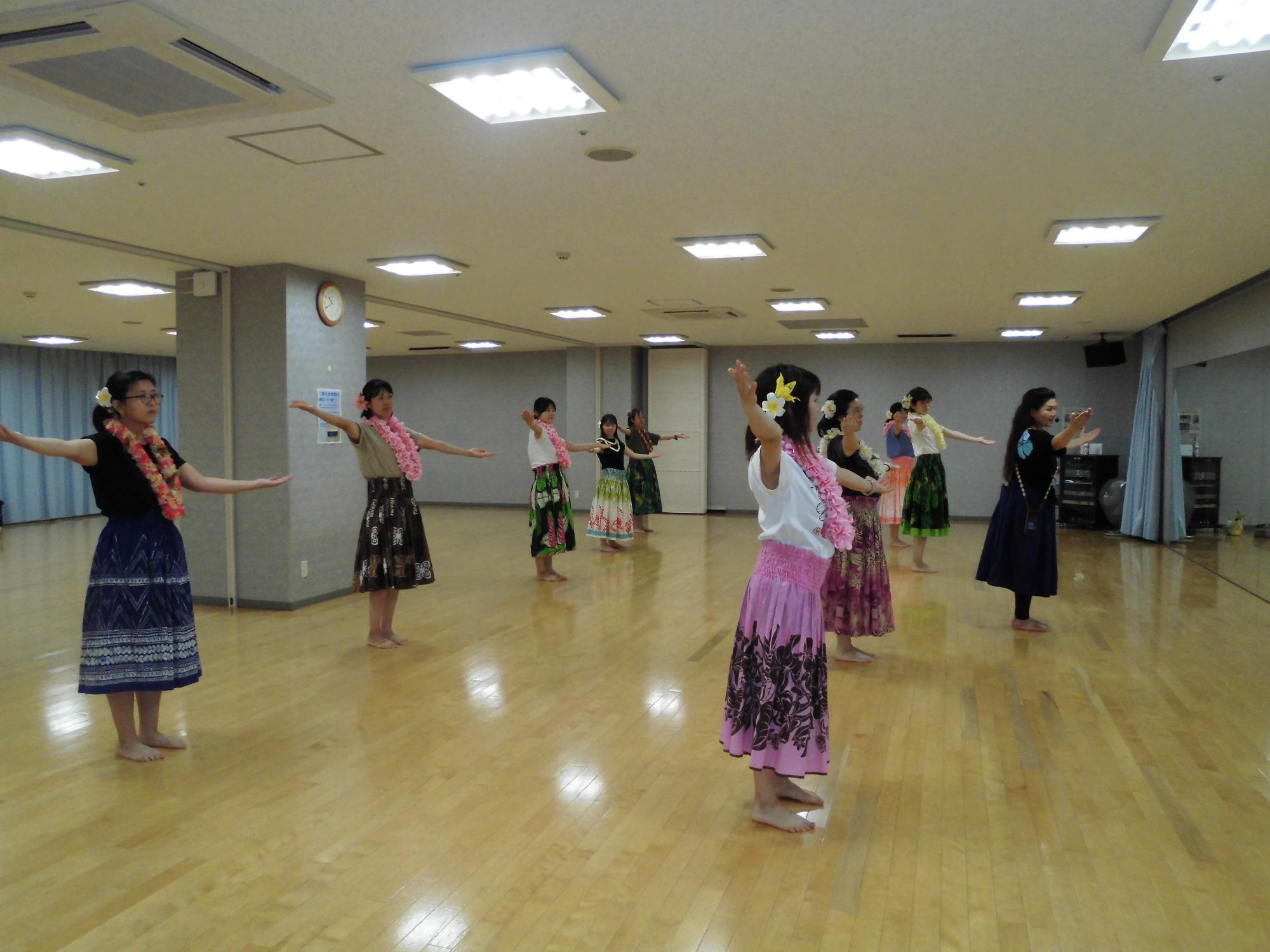 フラダンス講座みんなで踊るママ達