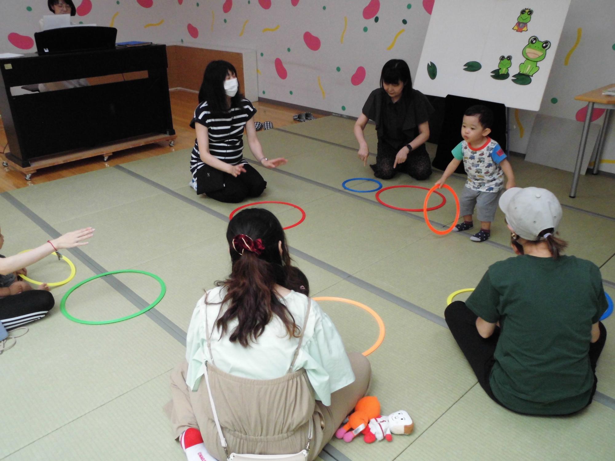 フラフープで遊ぶ親子