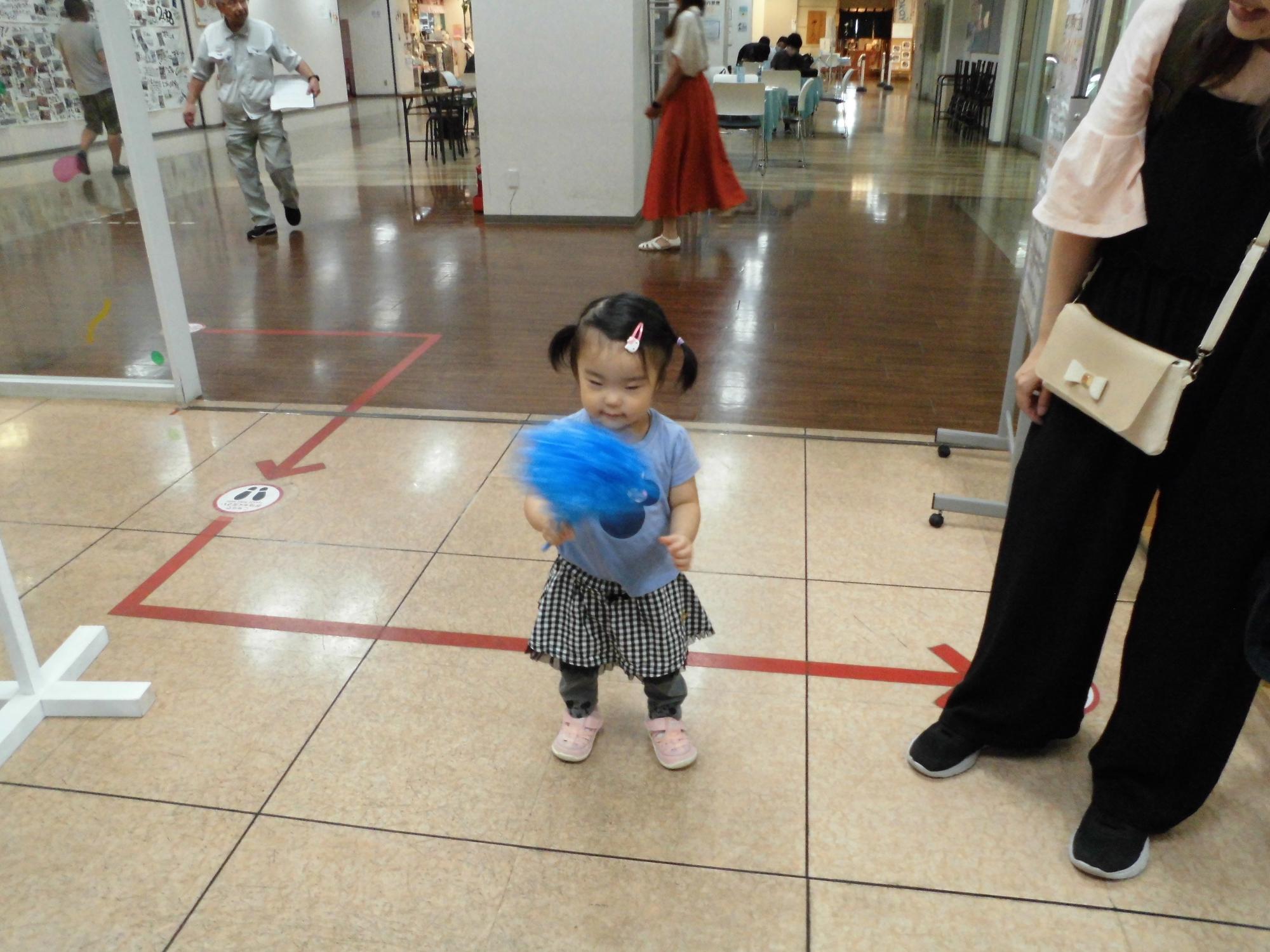 フレフレ棒をもって喜ぶ子供