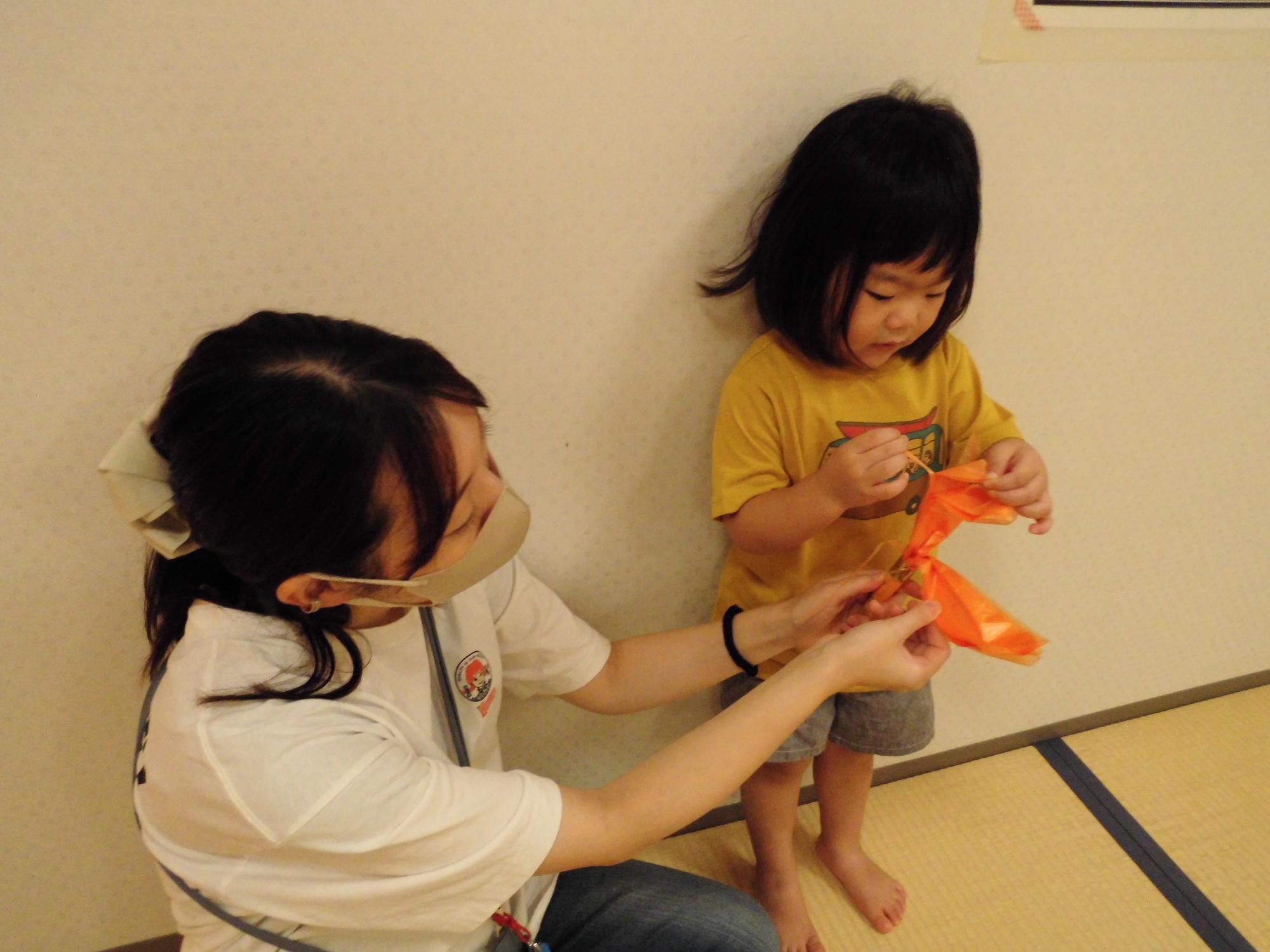 フレフレ棒を裂く子供