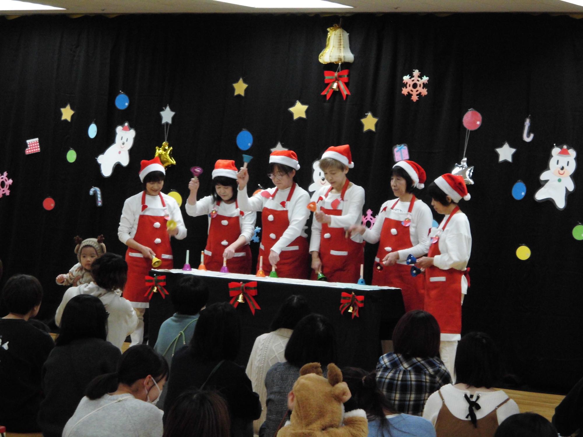 ハンドベルの演奏