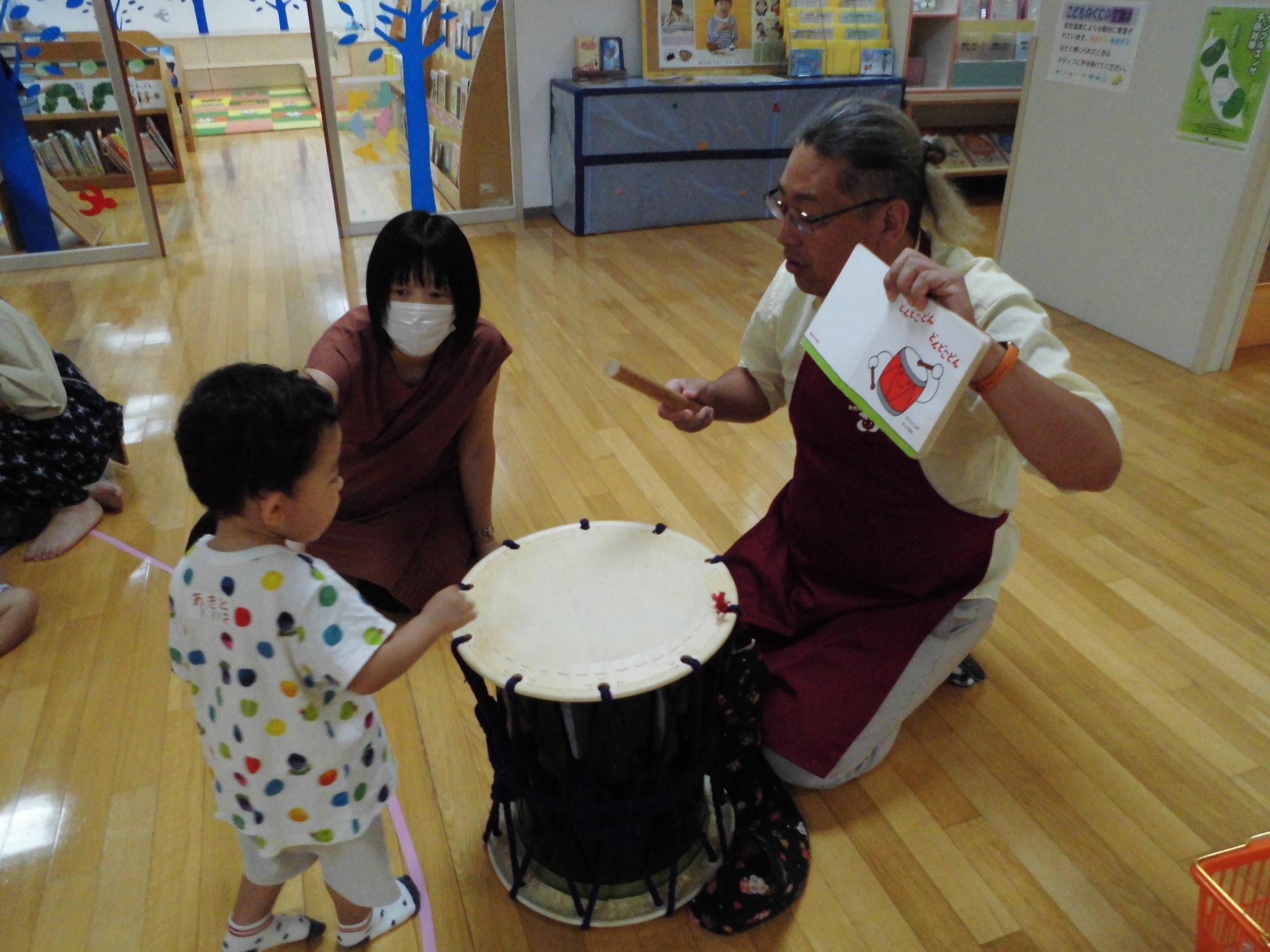 本物の太鼓を見る子供