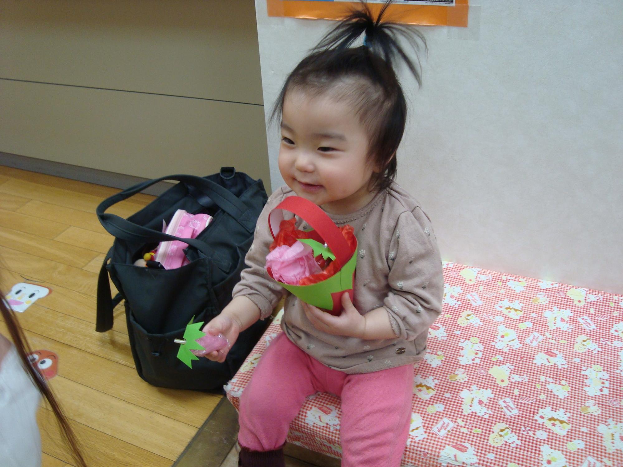 手作りおもちゃを持ち喜ぶ子供