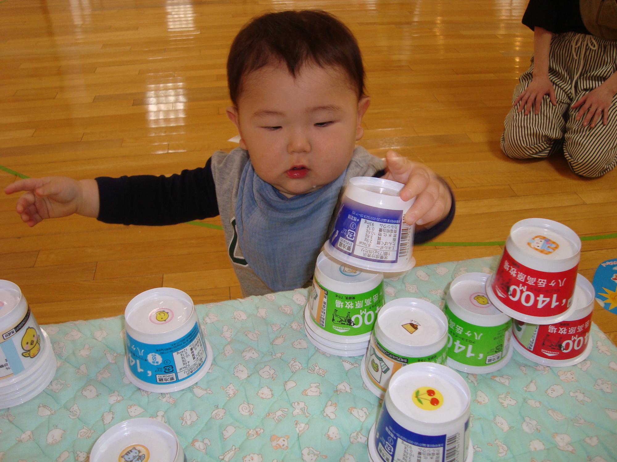 カップで遊ぶ子供