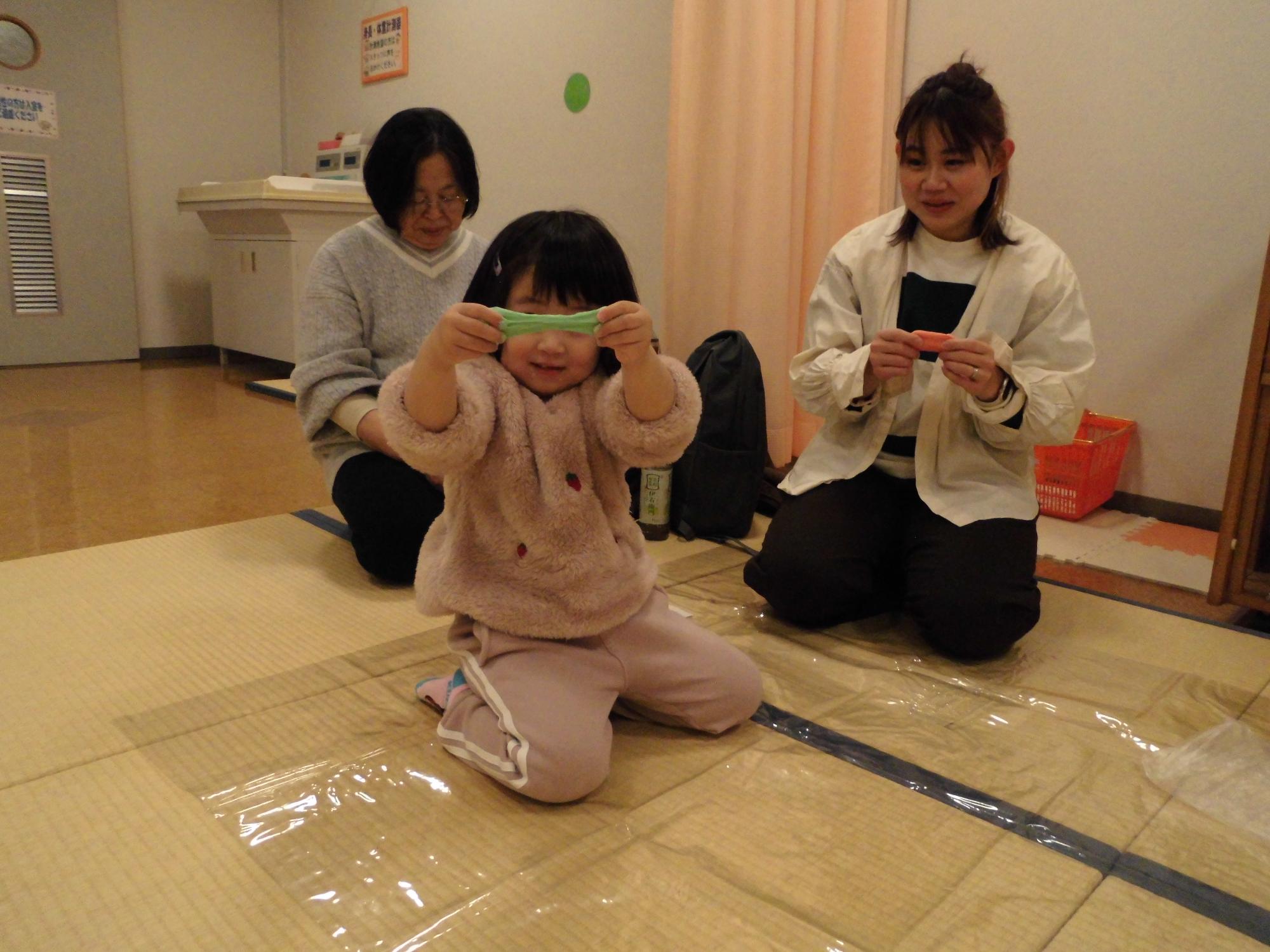 小麦粉粘土で遊ぶ親子