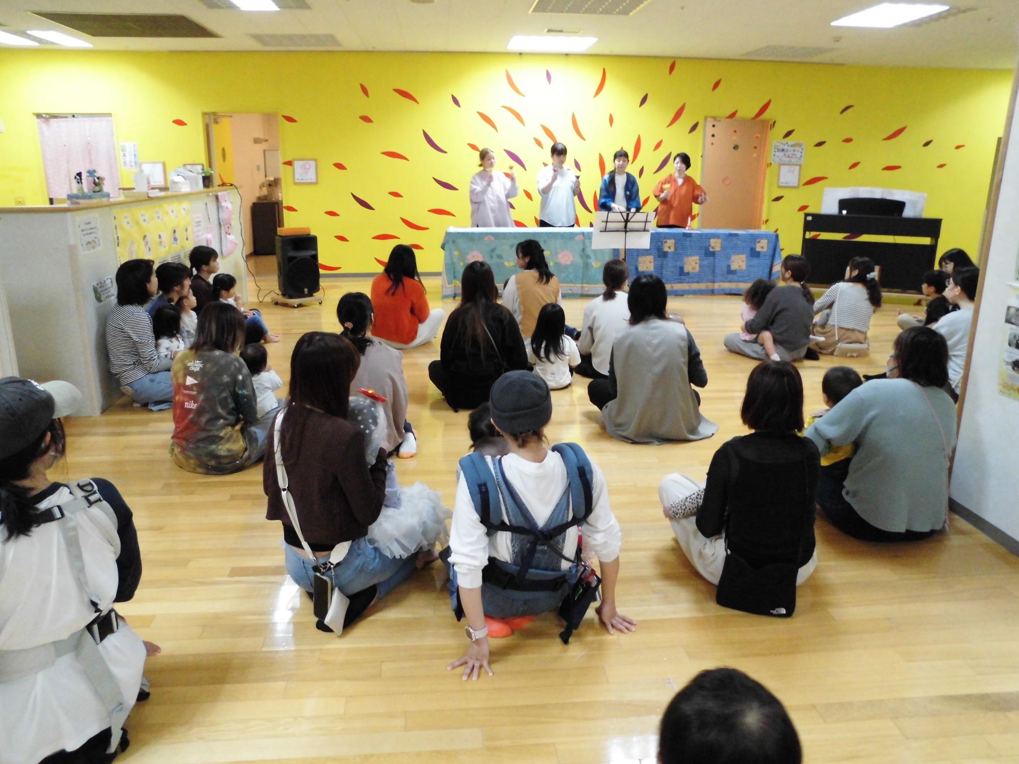 ベルの演奏をするメンバー